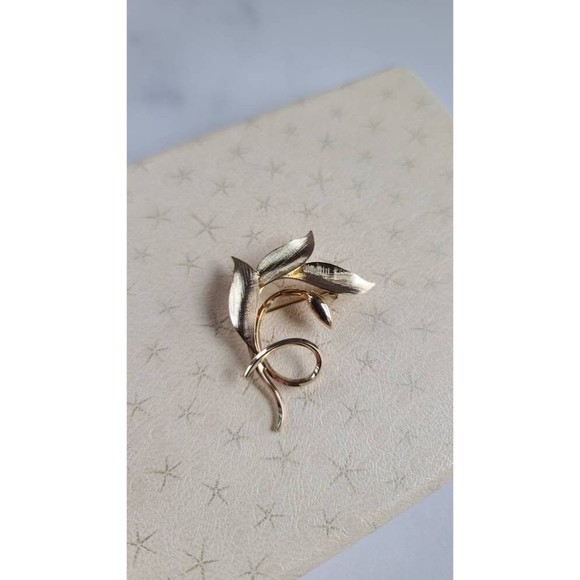 Vintage 12K GF Leaf Shaped Brooch - Picture 2 of 10